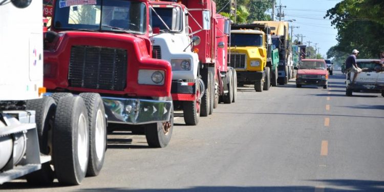 La actividad comercial y de transporte desciende en abril