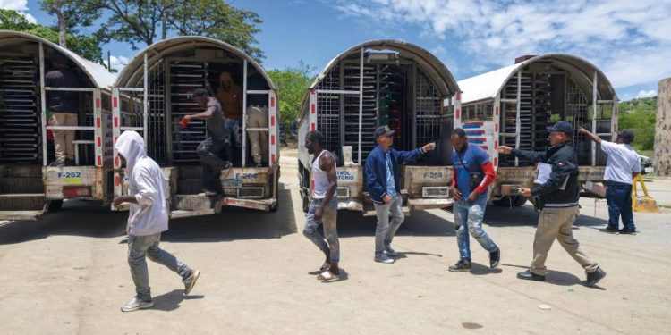 La República Dominicana deportó más de 153 mil haitianos en los primeros cinco meses del año