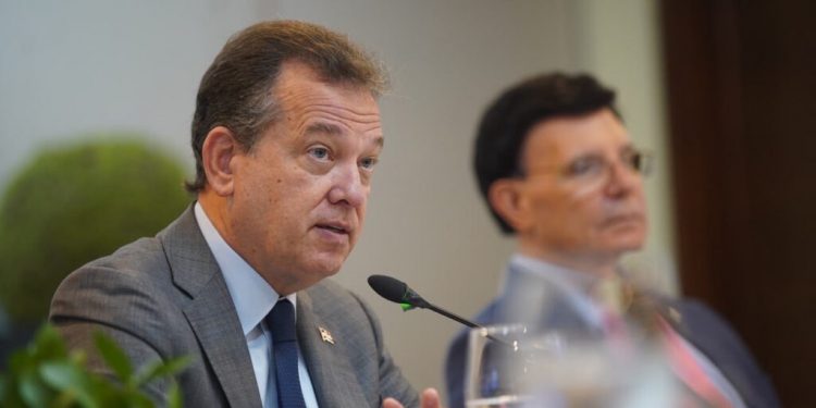 Ministro Bisonó dice Gobierno prioriza el fortalecimiento del sector industrial