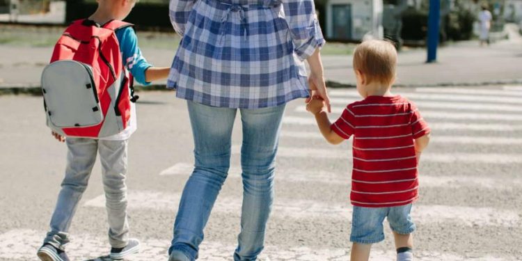 Los padres de familia externan su preocupación por el nuevo horario en sector público