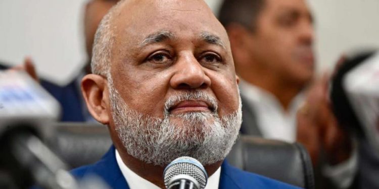 Otra querella contra Ángel Martínez, esta vez del exministro de Educación Roberto Fulcar