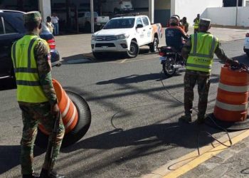 Autoridades retiran conos y cintas que obstruyen calles y avenidas