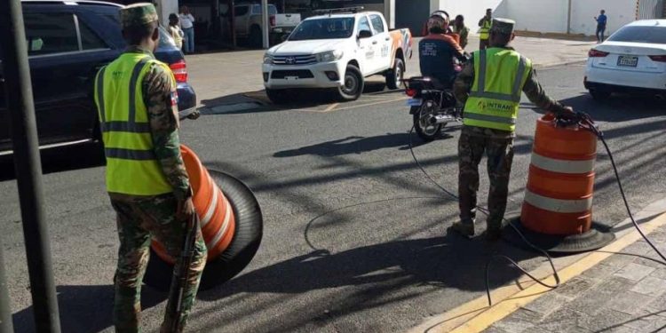 Autoridades retiran conos y cintas que obstruyen calles y avenidas