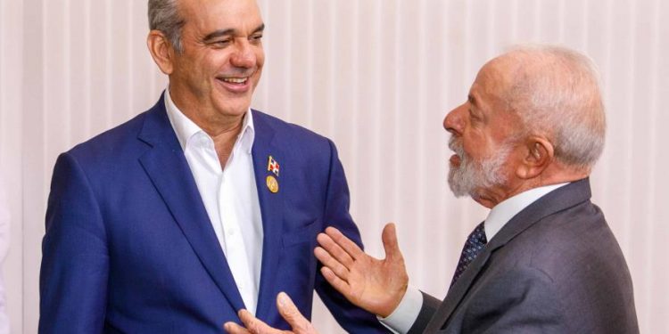 Abinader y Lula da Silva abordan la crisis haitiana en reunión en Brasil