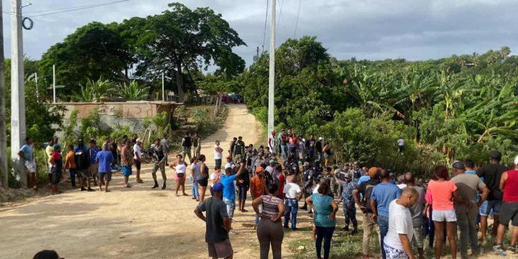Arrestan a sacerdote y comunitarios durante desalojo en Puerto Plata