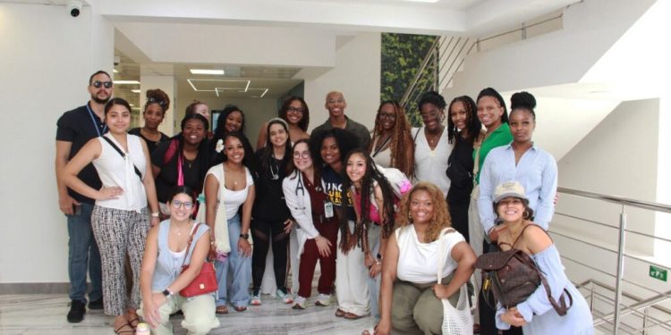 Estudiantes estadounidenses realizan visita a Unión Médica en Santiago