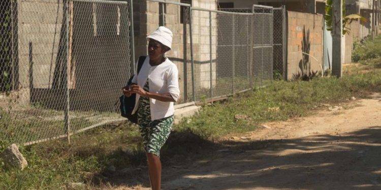 Los haitianos salen del radar público y se adaptan a vivir en la sombra