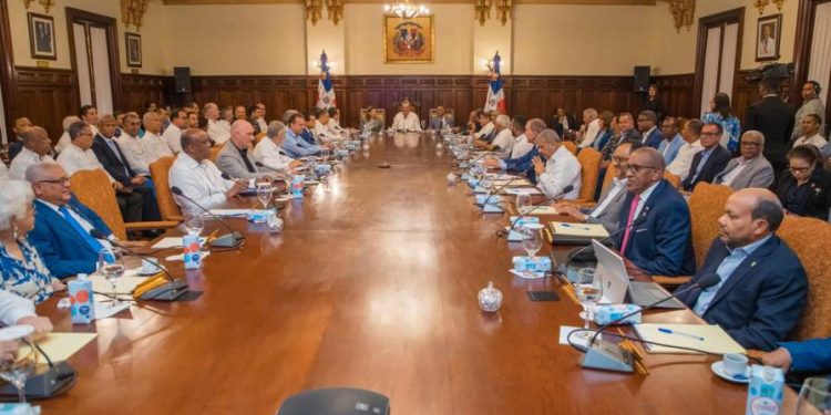 Luis Abinader apuesta por figuras externas al PRM para puestos claves