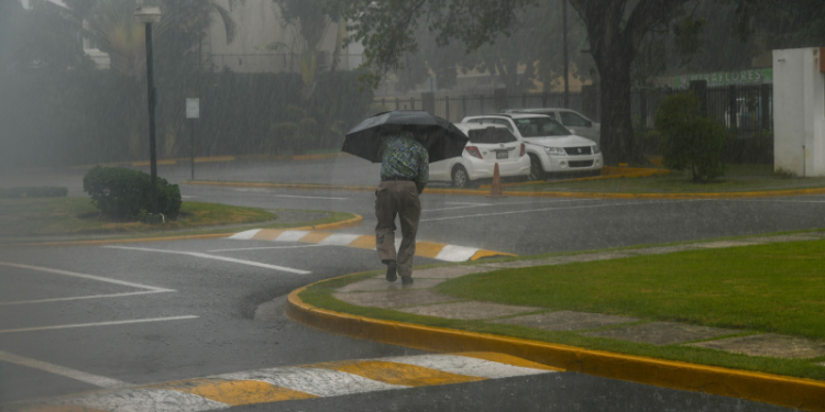 Vaguada provocará lluvias este lunes; el polvo del Sahara mantiene el cielo gris