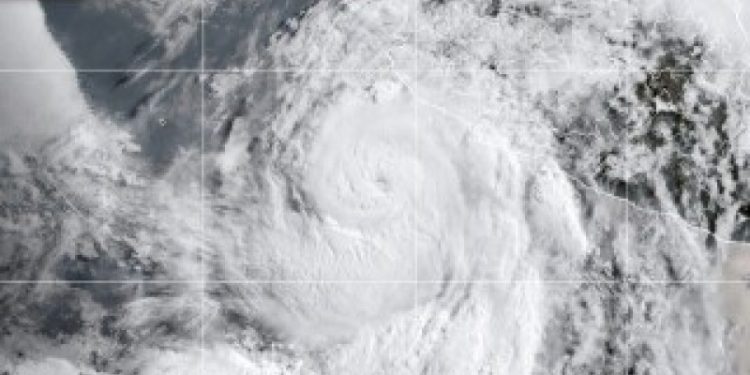 Huracán Flossie sube a categoría 3 frente a las costas del Pacífico mexicano