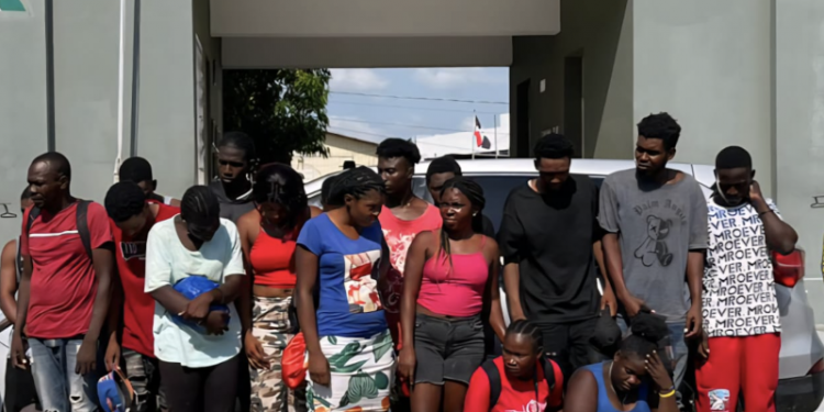 Ejército detuvo a 99,070 inmigrantes indocumentados el primer semestre de 2025