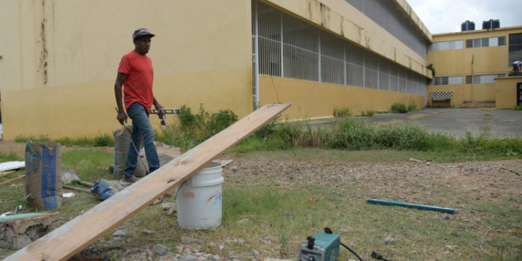 Reparan escuelas de Santiago para nuevo año escolar