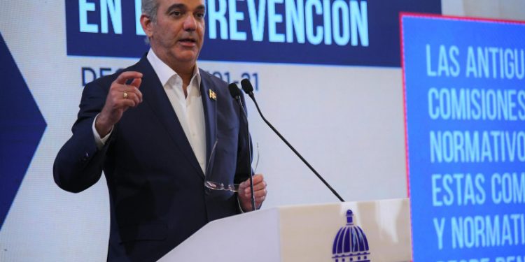 Abinader insta aprobar códigos Penal y Laboral