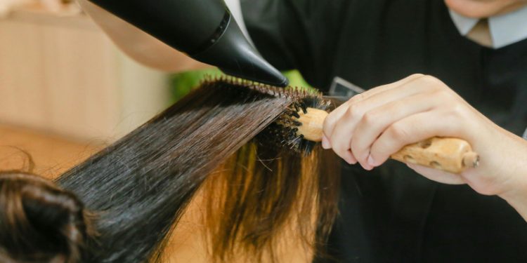 Secador, blower y plancha: la rutina de belleza que quiebra el cabello, según especialista