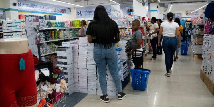 Venta de útiles escolares superan los regalos para papá este domingo
