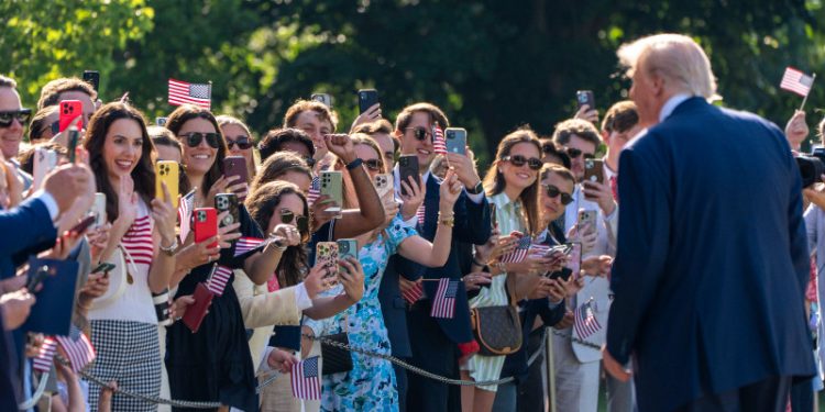 Sondeo da a Trump un amplio margen de popularidad
