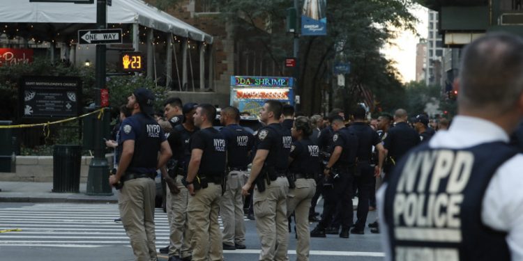 Cinco muertos en un tiroteo en Nueva York, entre ellos un policía