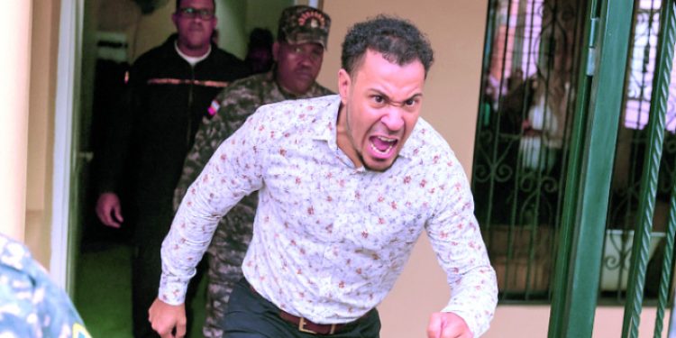 Hombre acusado atropellar a siete personas se muestra agresivo tras salida de tribunal