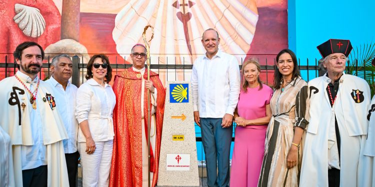Alcaldía de Santiago devela monolito conmemorativo donado por la Orden del Camino de Santiago