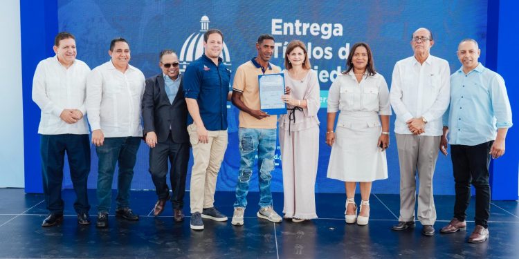 Raquel Peña y Carlos Bonilla entregan títulos a comunitarios de Bonao