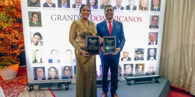 Reconocen a Víctor D’Aza y Dharuelly D’Aza por su impacto en la política y el servicio público dominicano