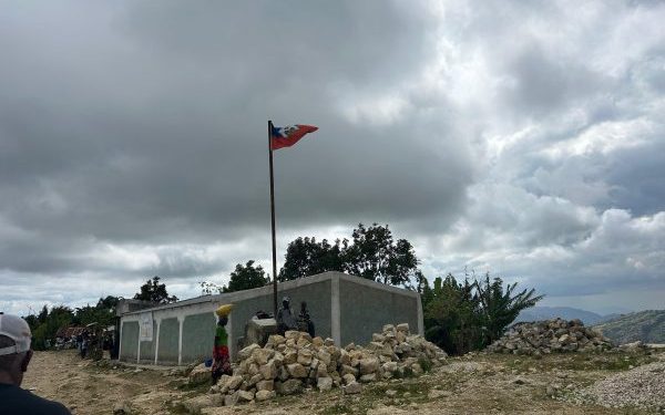 END visita comunidad haitiana; agente municipal revela vigilan cada noche por temor a las bandas