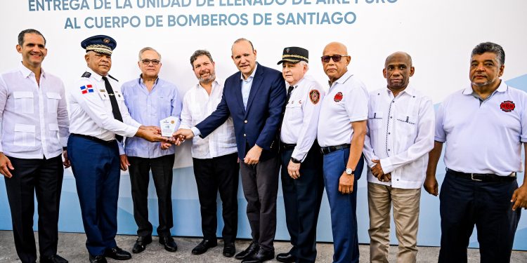 EGE Haina dona equipo de llenado de aire puro a los bomberos de Santiago