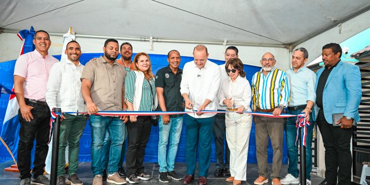 Alcaldía de Santiago entrega aceras y contenes en Los Prado de Barrio Lindo