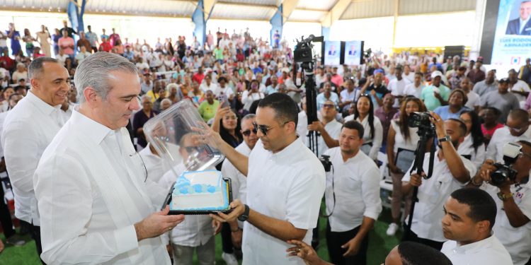 Presidente Abinader celebra cumpleaños entregando títulos de propiedad a 1,800 familias en el municipio de Quisqueya