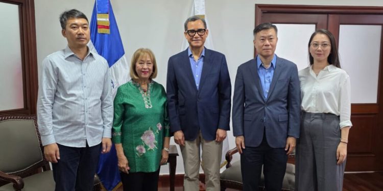 Colonia China se reúne con Ministro de Trabajo por cierre de negocios en la Duarte