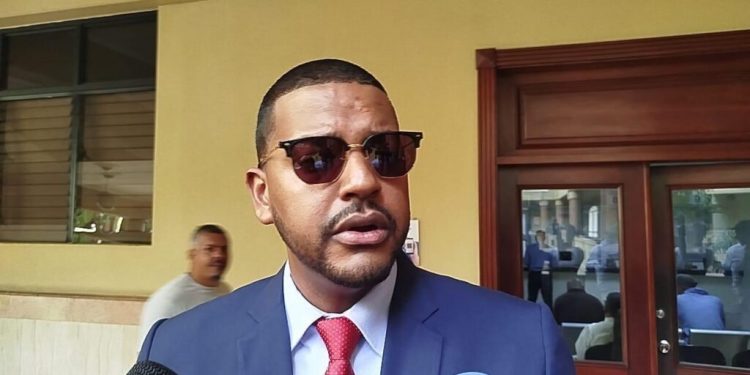 Supermercado acuerda indemnizar por vehículo robado en sucursal de Santiago