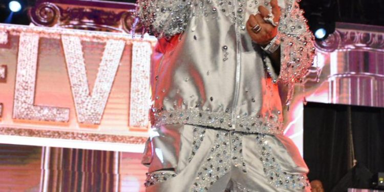 Multitud vibra con Elvis Martínez en concierto «Un Camarón en la Arena del Cibao»