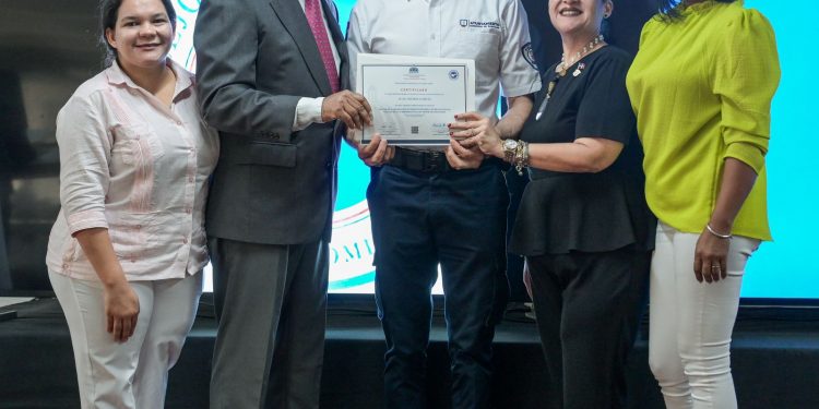 Ayuntamiento de Santiago y Consejo Nacional de Drogas entregan certificados a Policías Municipales que participaron en el taller sobre Sustancias Psicoactivas