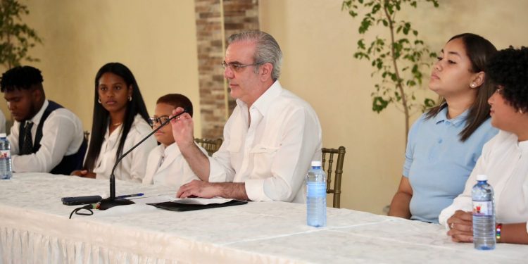 Abinader: “Nuestro objetivo es cambiar ese círculo vicioso del subdesarrollo a un círculo virtuoso del desarrollo”