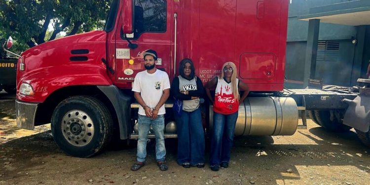 Detienen conductor de patana por transportar extranjeras ilegales en Elías Piña