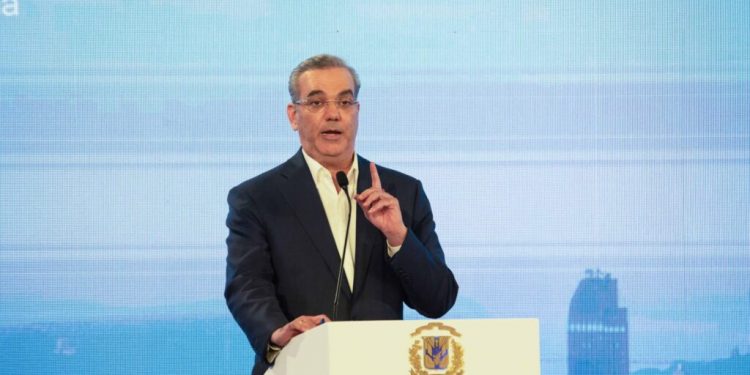 Abinader promulga ley que modifica normativa sobre hidrocarburos