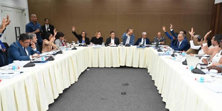 Comisión no pudo terminar revisión del Código Penal y seguirá el lunes