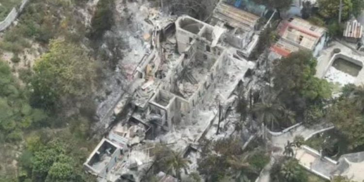 Bandas incendian por completo el icónico hotel Oloffson de Haití