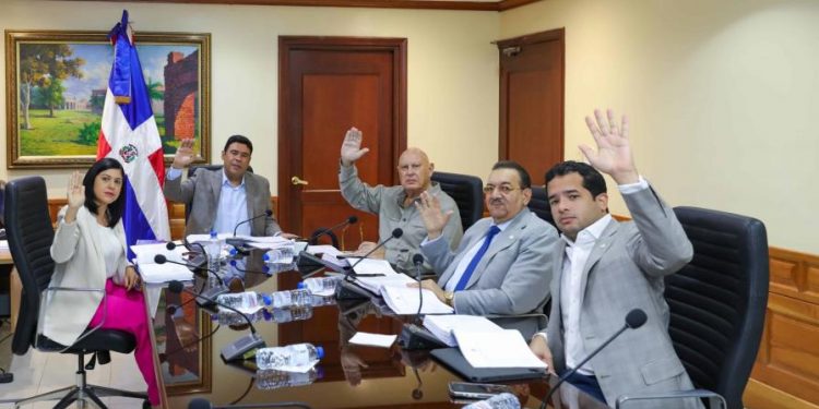 El Senado estudiará ley laboral especial para regular a trabajadores de Uber y otras plataformas