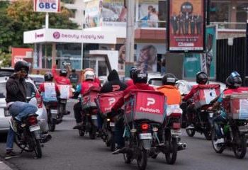 Proyecto de ley obligaría a plataformas digitales a pagar seguro y sueldo mínimo a sus repartidores