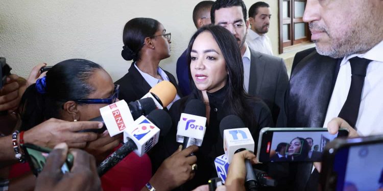 Faride dice no delegará defensa a su dignidad en querella contra Ángel Martínez