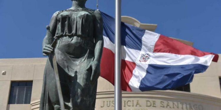 Mujer coordinó robo que terminó en la muerte de su pareja estadounidense en Santiago, según MP