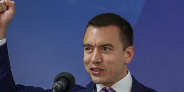 Presidente de Ecuador reduce de 20 a 14 los ministerios y despide 5,000 funcionarios