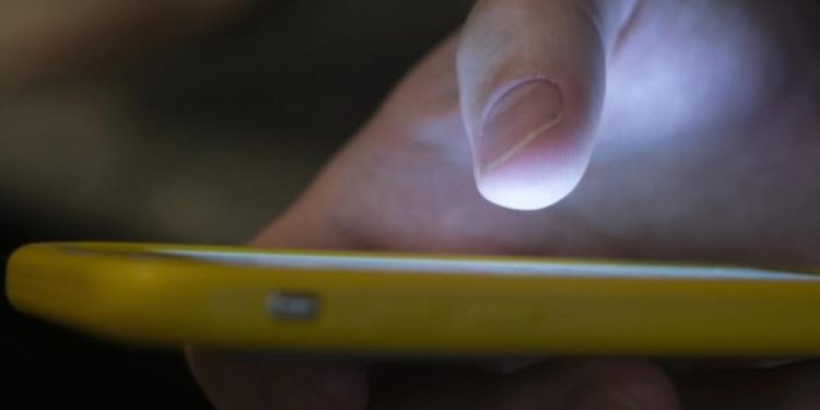 Estudiantes en Francia no podrán utilizar el celular dentro de escuelas, a partir del 1 de septiembre