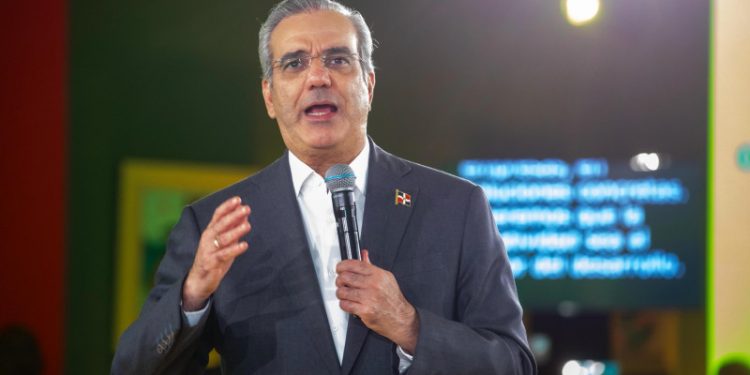 Abinader continúa enfrentamientos con Danilo y Leonel tras críticas a su Gobierno