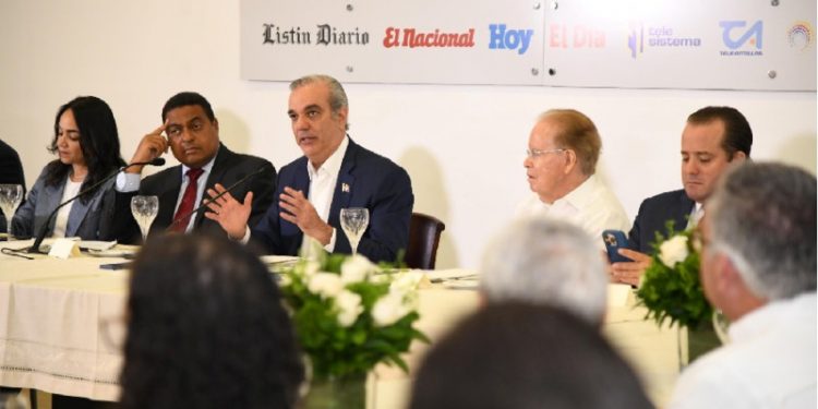 Abinader asegura habrá gran holgura de generación eléctrica en 2028