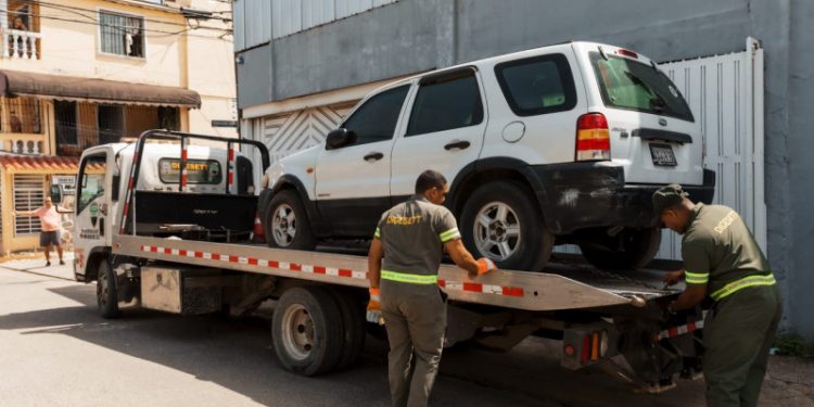 Alcaldía DN y Digesett intensifican retiro de chatarras en la capital y limpian ensanche Quisqueya