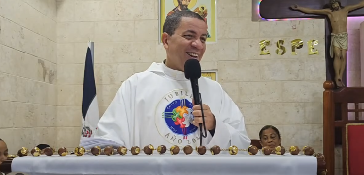 ¿Quién es Norberto Rosario, el sacerdote que llama la atención por poner sus reglas en una escuela?