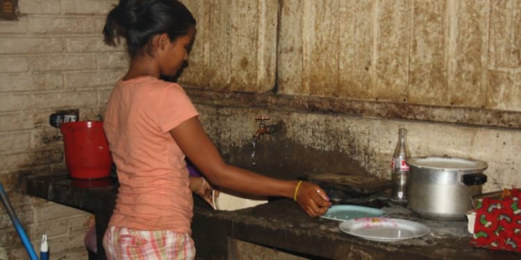 En América Latina, niñas asumen más carga doméstica que los varones