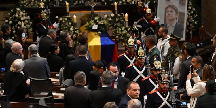 Colombianos despiden al senador y precandidato presidencial Miguel Uribe en su capilla ardiente